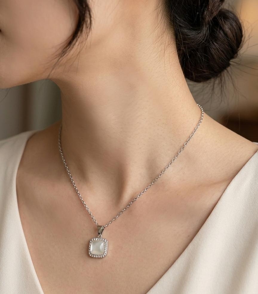 Elegant Silver Square Pendant Necklace – Minimalist Crystal Chain Jewelry